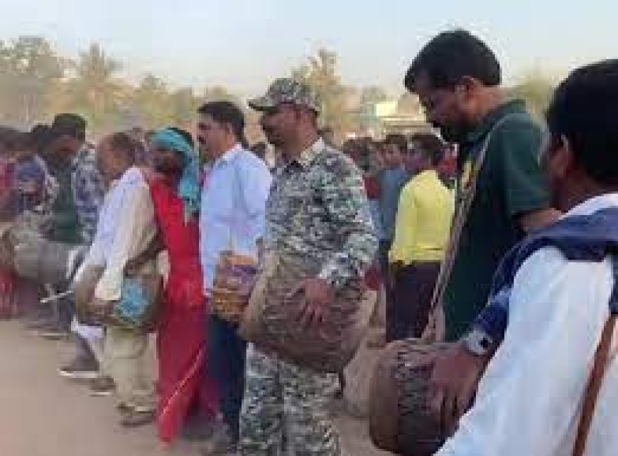 हाथों में ढोल लेकर ग्रामीणों संग थिरके विधायक, कलेक्टर और SP , वीडियो हुआ वायरल