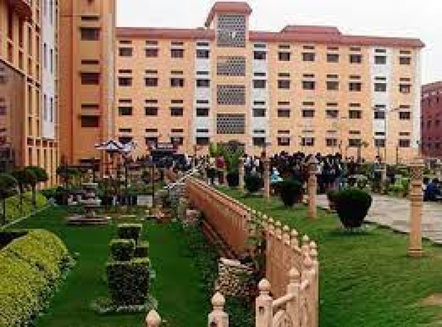 स्टूडेंट से गैरहाजिर रहने का कारण पूछा तो महिला प्रिंसिपल से की मारपीट , धमकी देकर भागा