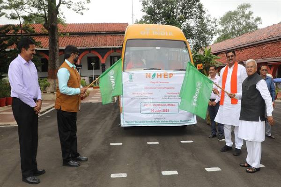 राज्यपाल मंगुभाई पटेल ने दिखाई हरी झंडी
