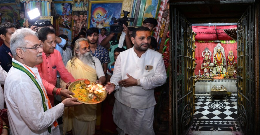 मुख्यमंत्री ने दूधाधारी मठ में की पूजा अर्चना