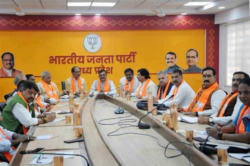 जिसने दर्द दिया वही दवा दे रहे हैं...
