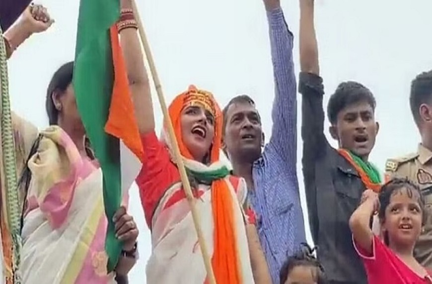 सीमा ने फहराया तिरंगा,बोली पाकिस्तान...