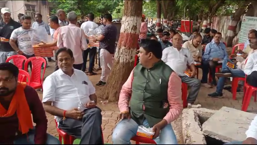 नेता प्रतिपक्ष ने पेड़ के नीचे खोला ऑफिस