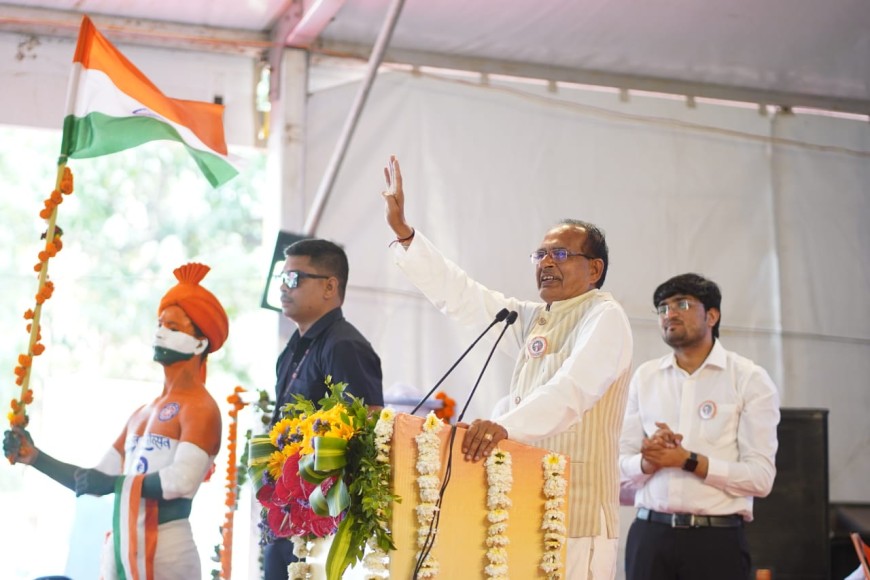 CM ने गाना 'एहसान मेरे दिल पर तुम्हारा है दोस्तों...