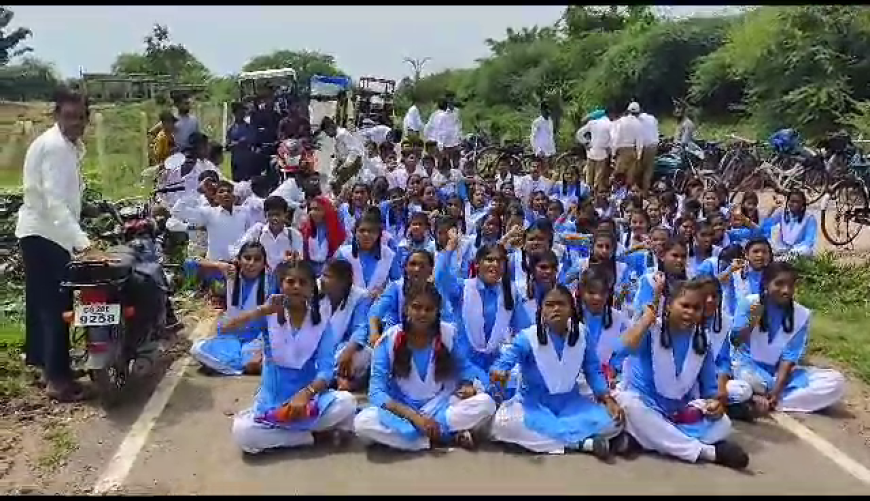जब बीच सड़क पर छात्रों ने दिया धरना,जानिए  क्या हैं इनकी मांग ?