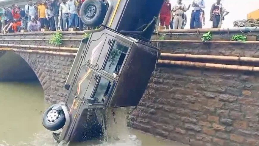 नदी में गिरी कार, 4 की मौत...