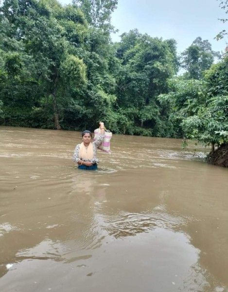 जुनून ऐसा ही होना चाहिए....नदी को पार कर...