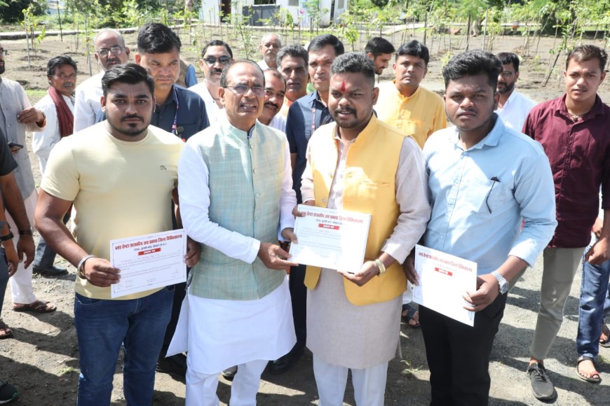सीएम शिवराज से बीजेपी युवा नेता संदीप कुलस्ते, टिकट पर चर्चा के कयास