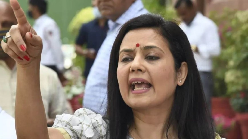 पैसे के बदले सवाल पूछने के आरोप में टीएमसी सांसद महुआ मोइत्रा की सांसदी पर खतरा