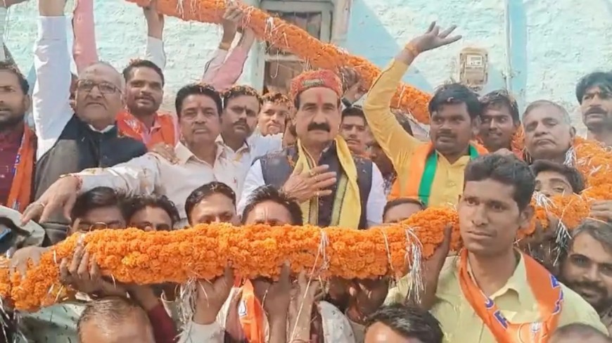 जनसंपर्क के लिए बसई के ग्राम पारखेड़ा पहुंचे नरोत्तम मिश्रा ने कहा कि मैं सदैव आपके सुख दुख में साथ हूँ