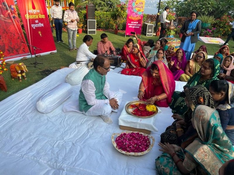 भाई दूज पर सीएम शिवराज   ने कहा हर बहन बनेगी  लखपति