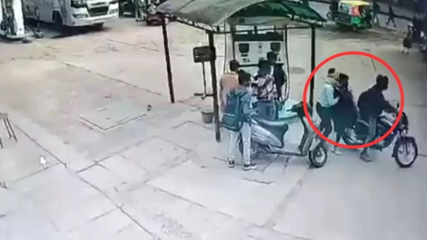 ग्वालियर में बस स्टैंड  से दिन दहाड़े लड़की को बाइक से उठा ले गए से बदमाश  ,घटना CCTV कैमरे में हुई रिकॉर्ड