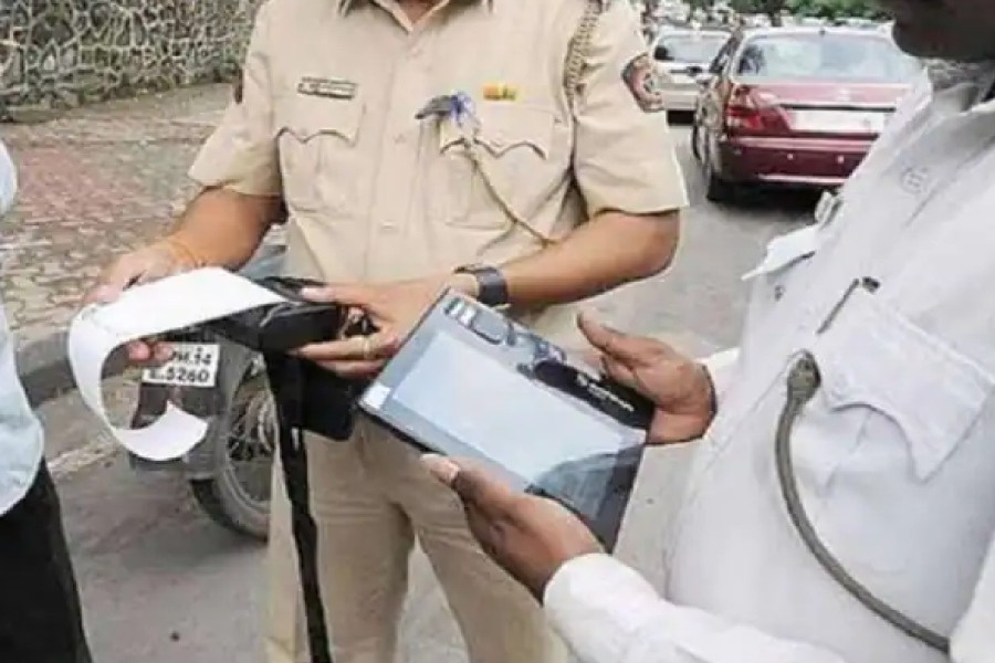 इंदौर में प्रदूषण  फैलाने वाले वहनों की जांच का अभियान  चलाया जा रहा है कई वाहनों को जब्त कर चालानी कार्रवाई की गई।