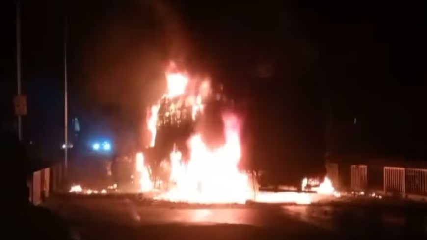 हाइवे पर आगर मालवा में ट्रक और ट्रॉले के बीच भीषण टक्कर हो गई, एक व्यक्ति जिंदा जल गया । 