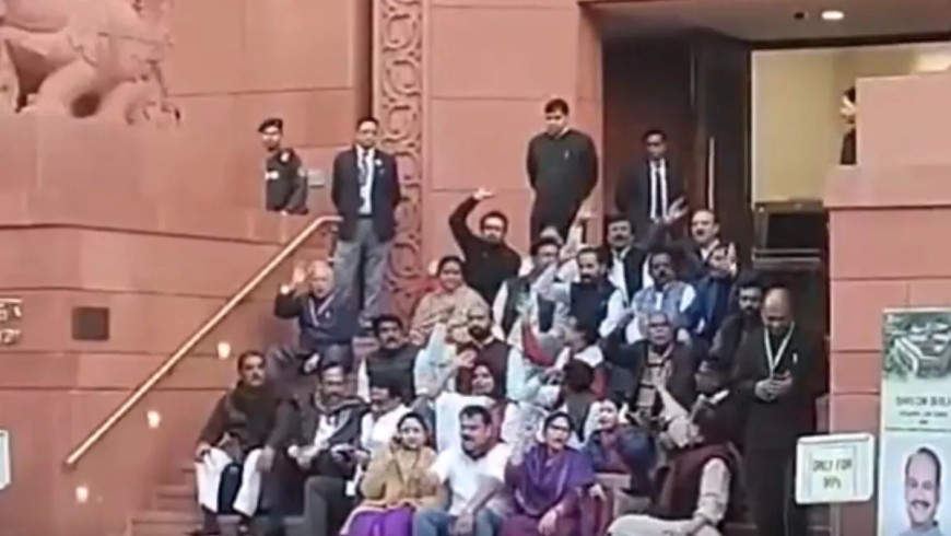 संसद की कार्रवाही में बाधा डालने के आरोप में 45 विपक्षी सांसदों को राज्य सभा से निलंबित कर दिया गया।