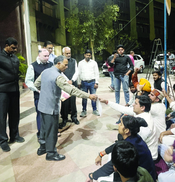 तकनीकी शिक्षा आयुक्त ने देर रात पहुंचकर बंद कराया प्रदर्शन, प्रदर्शन के बाद कुलसचिव को हटाया
