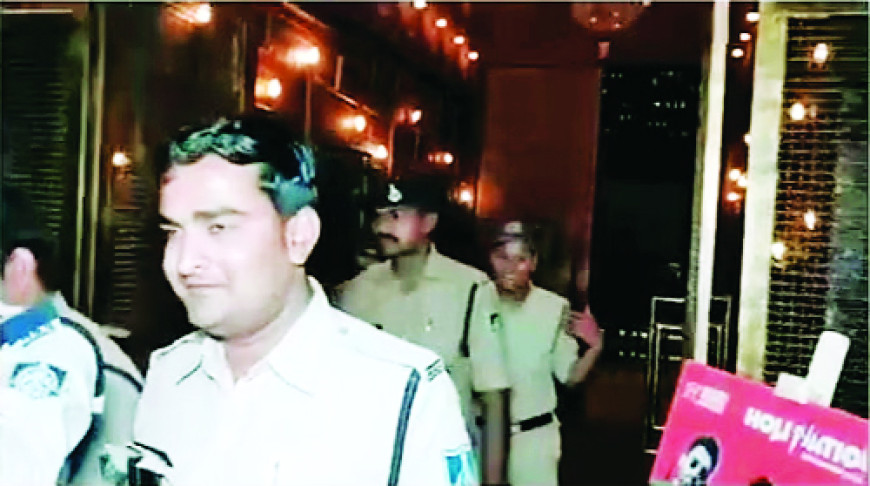 इंदौर: आधी रात को पब में पुलिस का छापा नशे में मिले युवक-युवतियां