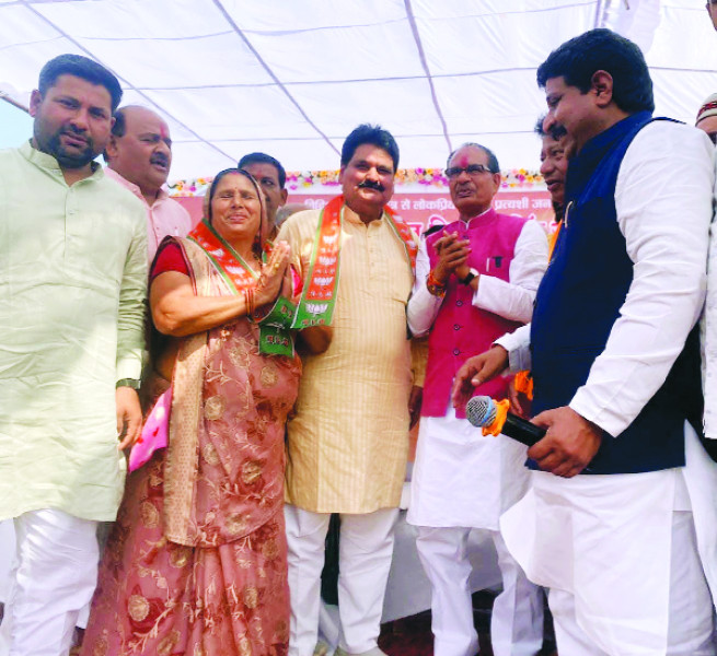 शिवराज के समक्ष कोठरी नगर परिषद अध्यक्ष समेत कई भाजपा में शामिल