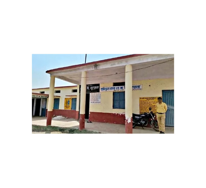 दो कक्षाओं के बच्चे साथ बैठ परीक्षा में कर रहे थे नकल