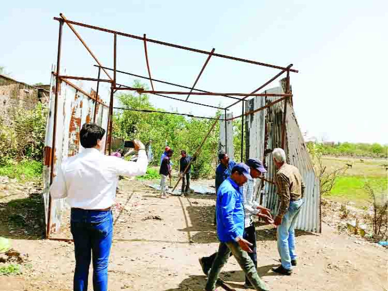 निगम ने हटाए बड़े तालाब किनारे भूमाफिया के कब्जे