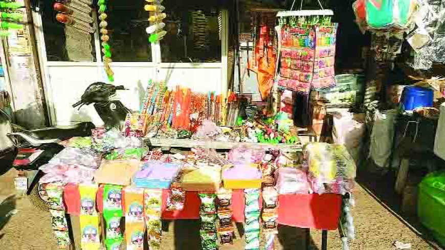 होली पर रंग और पिचकारियों की सजीं दुकानें