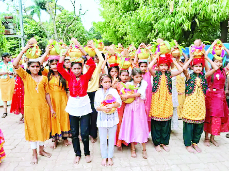 551 कन्याएं-महिलाएं सिर पर कलश रखकर निकलीं
