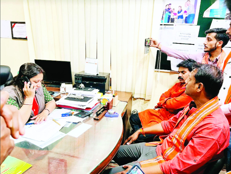 ज्ञानस्थली विद्यालय में बच्चों से पठानी सूट हिजाब में करवाया गया ईद का कार्यक्रम,विश्व हिंदू परिषद बजरंग दल ने जताया विरोध