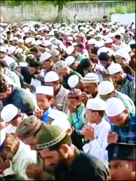 ईदगाह पर अता कराई ईद उल फितर की नमाज  अमन-चैन, भाईचारे के लिए उठे हजारों हाथ