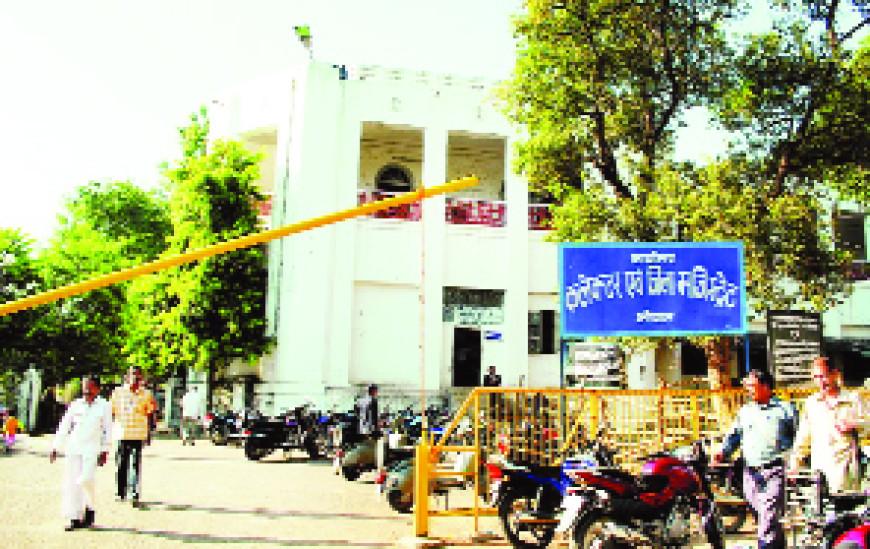 एक घंटे सिक्के गिनने में जुटा अमला, तब नामांकन,पहले दिन कम्युनिष्ट के उम्मीदवार का पर्चा जमा