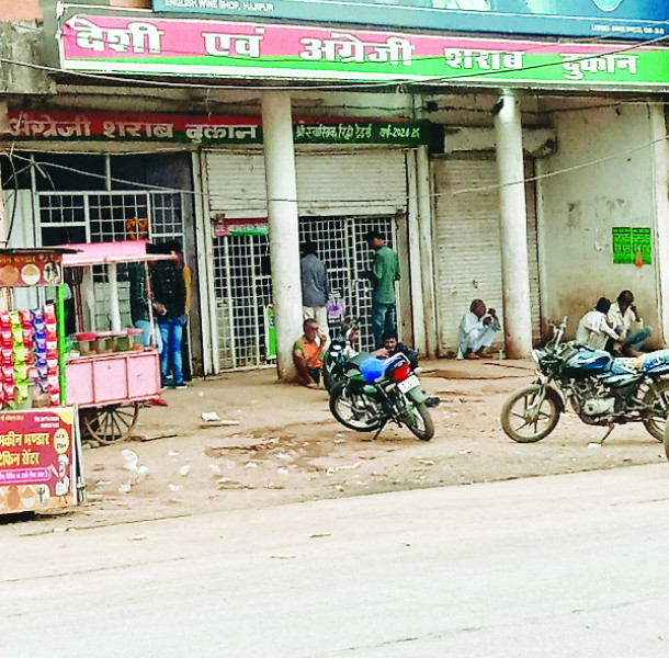 मनमानी से बढ़ा रहे शराब के दाम