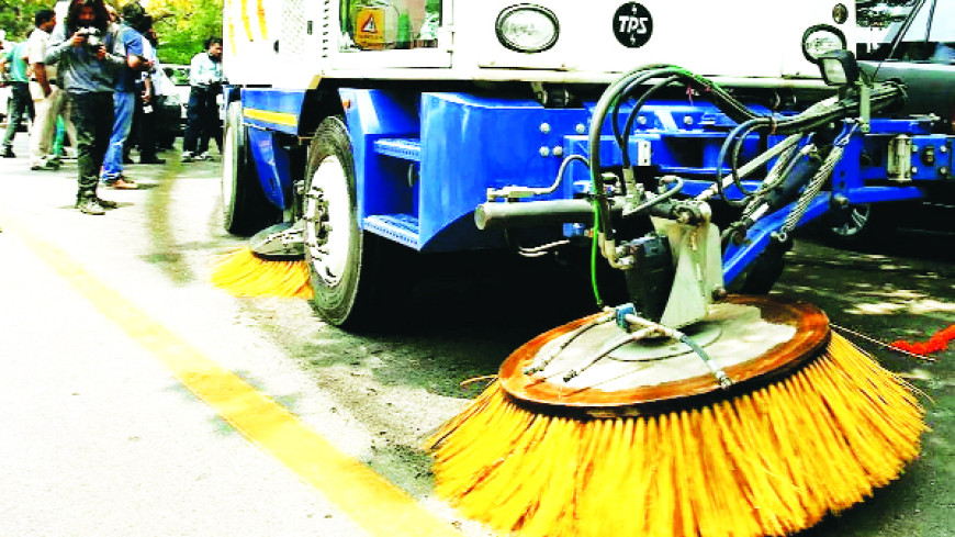 बढ़ रहा प्रदूषण: शहर की सड़कों से धूल हटाने की कवायद, साफ-सफाई के लिए ६ नई रोड स्वीपिंग मशीन खरीदेगा निगम