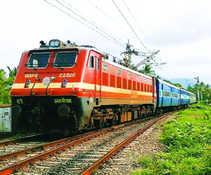 ट्रेनों से स्लीपर कोच कम होने से यात्री हो रहे परेशान