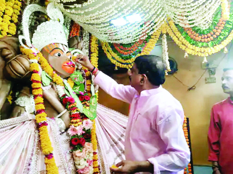 ब्रह्ममुहूर्त से हो रही केसरी नंदन की पूजा-अर्चना, दिनभर चले भंडारे, निकले चल समारोह भोपाल में सोने के बर्क से हनुमानजी का श्रृंगार