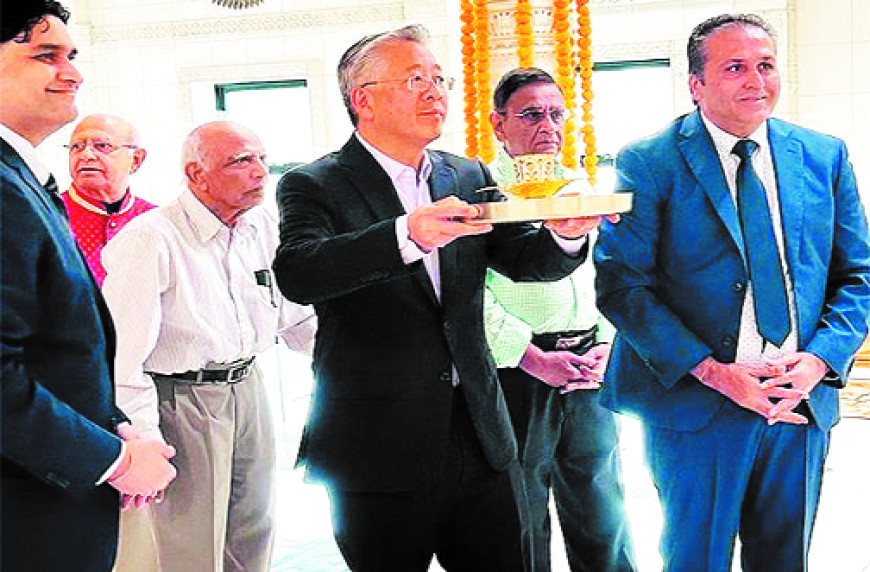 यूएस में वरिष्ठ अमेरिकी राजनयिक ने जैन मंदिर के किए दर्शन, जैन समुदाय का जताया आभार