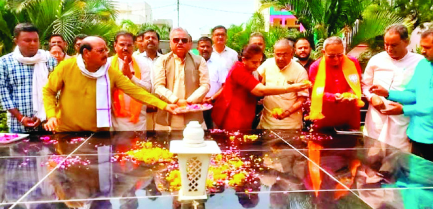 मध्य प्रदेश व छत्तीसगढ़ के क्षेत्रीय संगठन महामंत्री ने दी श्रद्धांजलि, अटल स्मृति पर पुष्प अर्पित कर, देखी भाजपा कार्यालय की प्रस्तावित जमीन