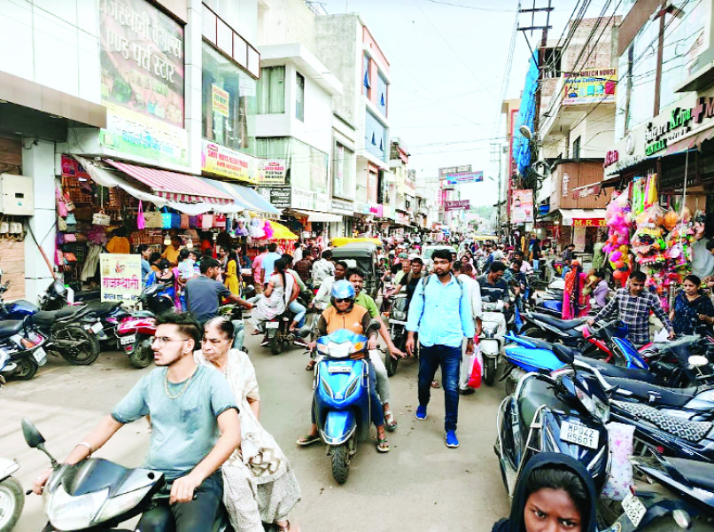 परेशानी: सड़क के दोनों ओर वाहनों की पार्किंग से लगता है जाम