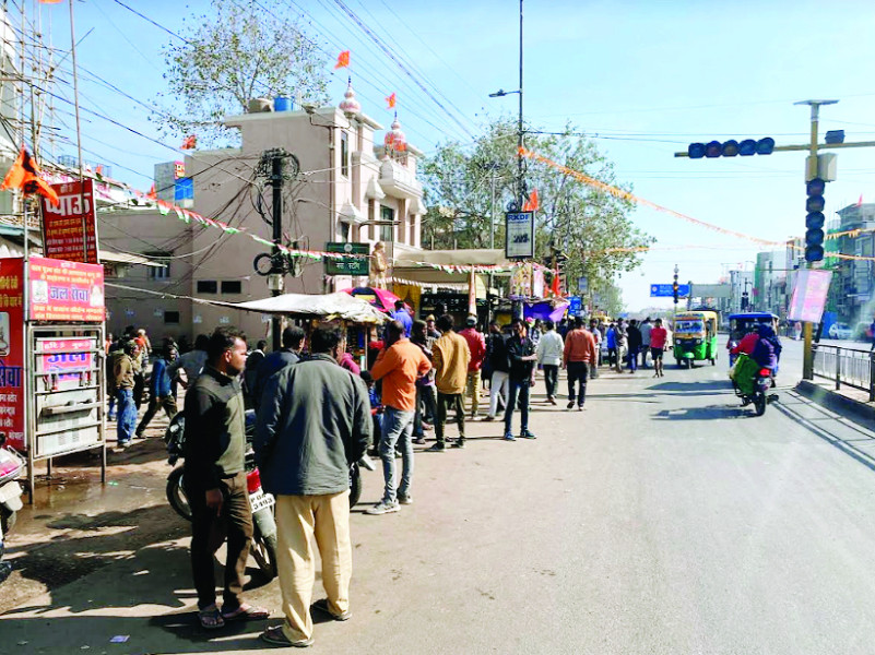 धूप हो या बारिश हर मौसम करता है श्रमिकों को परेशान, संतनगर में अब तक एक शेड भी नहीं बना सका नगर निगम