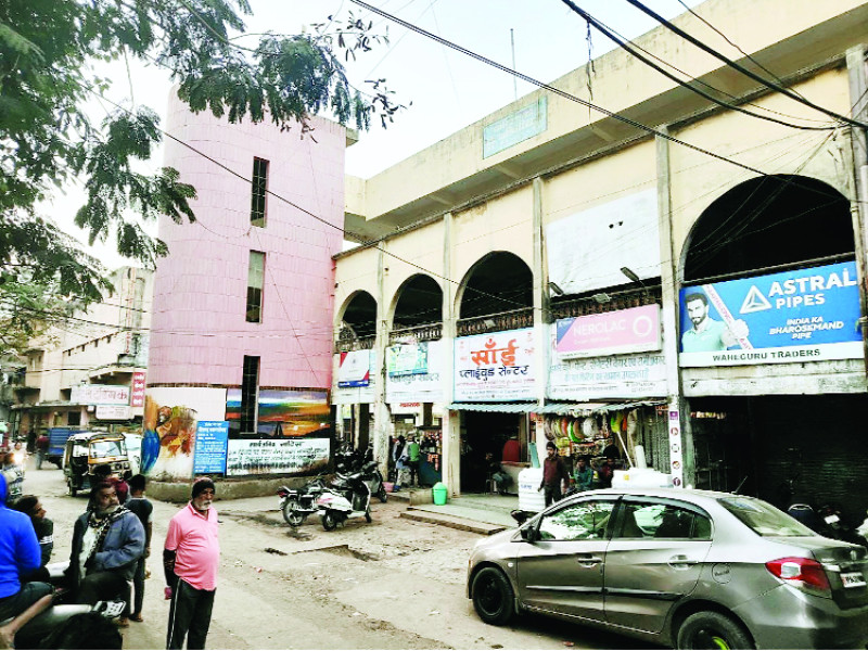 जनवरी में होना थी कार्रवाई, लेकिन मई तक स्थिति जैसी की तैसी वार्ड तीन में मवेशियों को हटाने का नोटिस देकर भूल गया नगर निगम