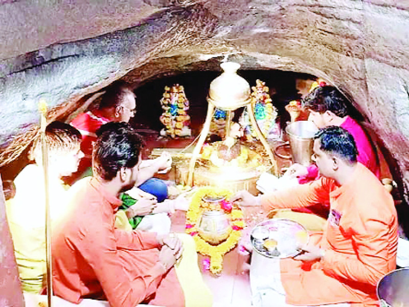 महंत रामप्रवेश दास के सानिध्य में गुफा मंदिर में विशेष पूजन का किया गया आयोजन भक्तों ने मनाई गंगा सप्तमी, महादेव का किया जलाभिषेक