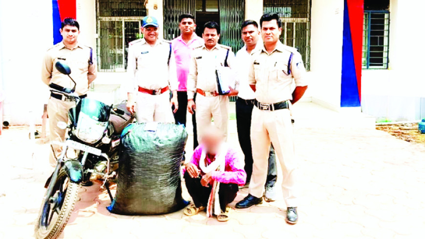 बाइक सवार 60 वर्षीय आरोपित को मौके से किया गिरफ्तार पुलिस ने बढैय़ा स्कूल के पास तीन लाख का गांजा पकड़ा