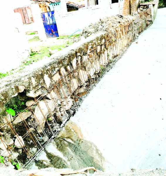 घटिया सामग्री से किया जा रहा नाले का निर्माण