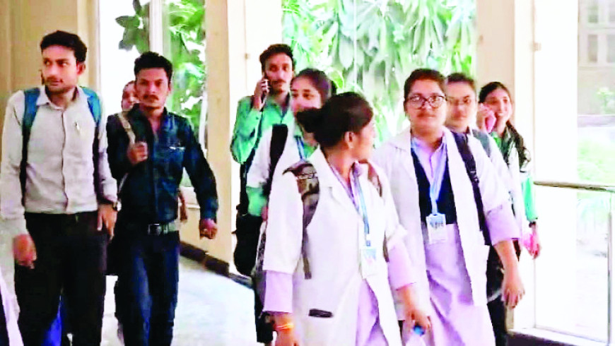 फस्र्ट ईयर के एग्जाम में 30 हजार से ज्यादा छात्र-छात्राएं हुए शामिल तीन साल बाद शुरू हुईं नर्सिंग की परीक्षाएं, स्टूडेंट्स के चेहरे खिले