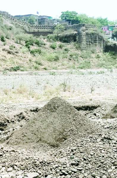 सतियारा घाट पर रेत माफिया का कब्जा, मूकदर्शक बना प्रशासन