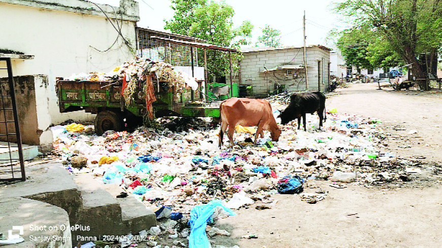 अस्पताल गेट पर घातक सर्जीकल कचरे का अंबार