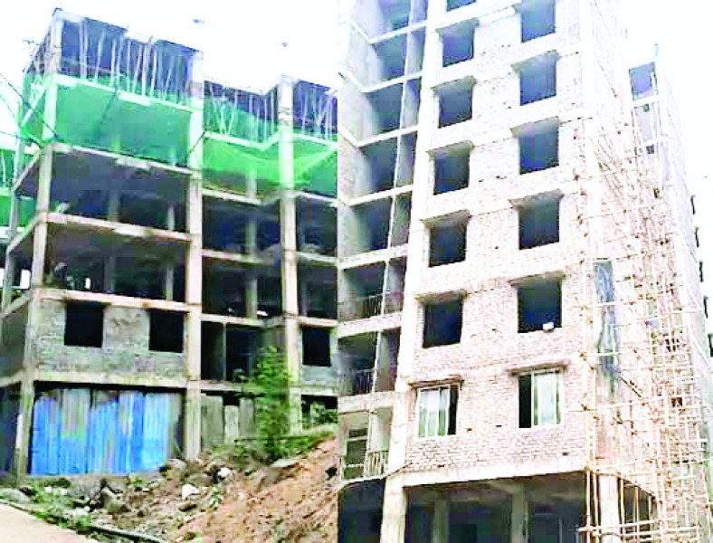 सरकारी बिल्डिंग में कराया फ्लैट बुक, अब घर के लिए भटक रहे