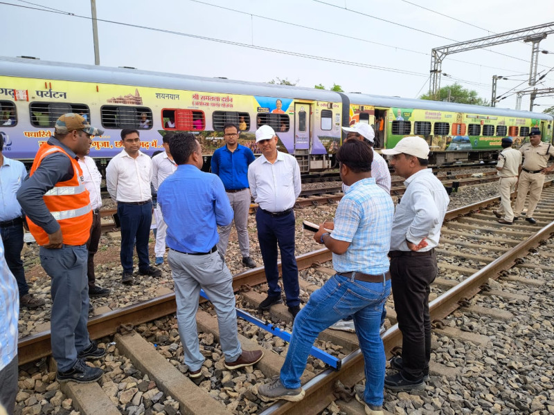 डीआरएम उतरे रेलवे ट्रैक पर, उपकरणों की क्षमता को परखा
