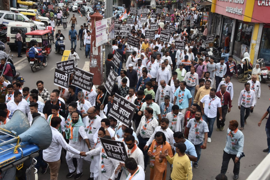 कांग्रेसजनों ने घेरा कलेक्ट्रेट कार्यालय, चिकित्सा मंत्री के इस्तीफे की उठाई मांग