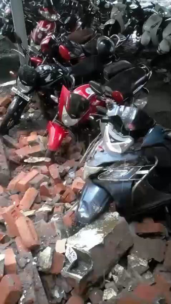 दीवार गिरने से रेलवे पार्किंग जोन में खड़ी दो दर्जन गाड़ियां क्षतिग्रस्त