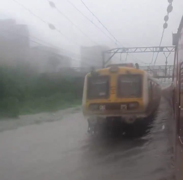 मुंबई में भारी बारिश का असर, डायवर्ड होकर आ रहीं ट्रेनें