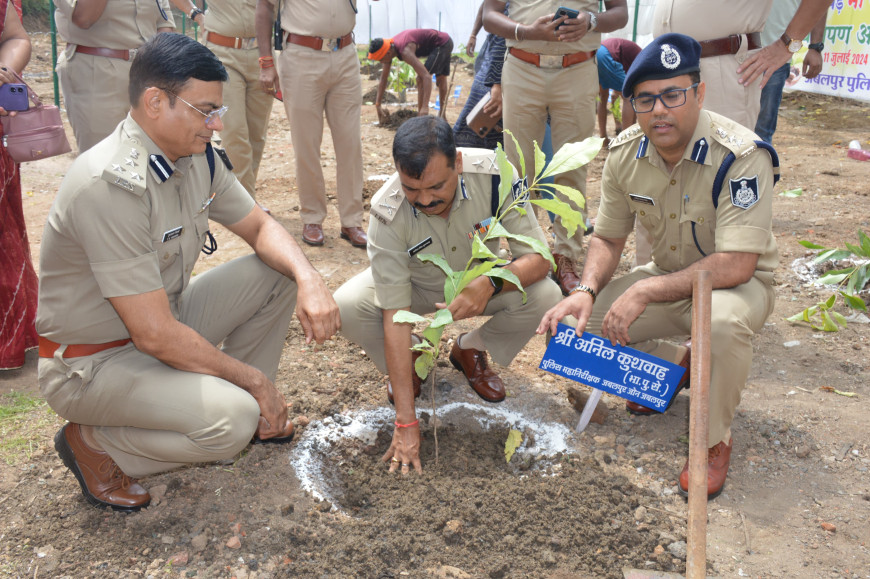 Jabalpur News: एक पेड़ ‘मां’ के नाम: आईजी, डीआईजी, एसपी ने लगाए पौधे